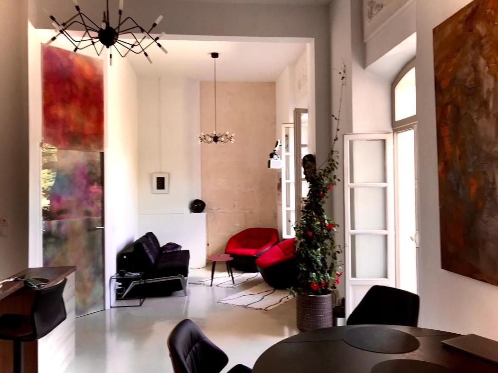 sala de estar con mesa y sillas en Appartement à la Roquette, dans l'Hotel de Divonne, classé., en Arles