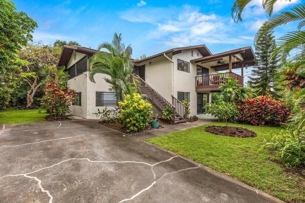 uma vista exterior de uma casa com uma entrada em MAILAN HALE II em Kailua-Kona