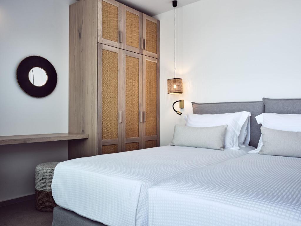 Postel nebo postele na pokoji v ubytování Etheria Luxury Villas & Suites