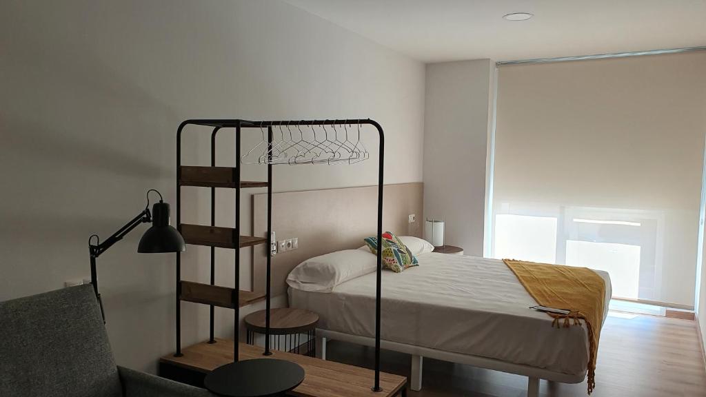 Posteľ alebo postele v izbe v ubytovaní Apartamentos Antares 3