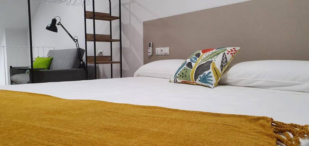 Posteľ alebo postele v izbe v ubytovaní Apartamentos Antares 3