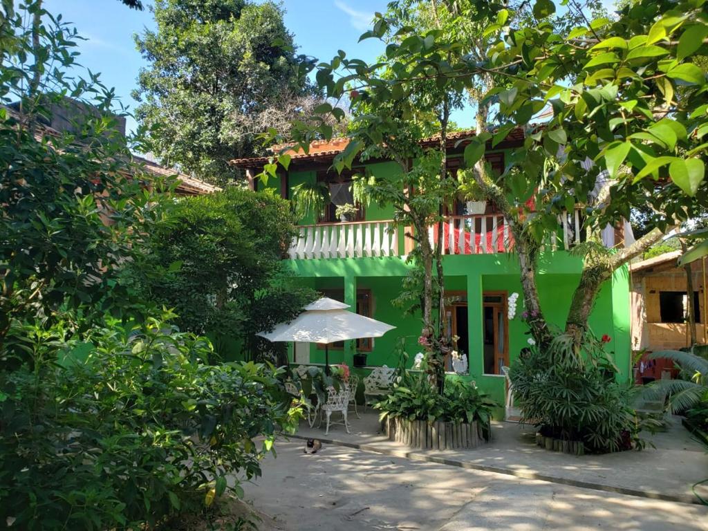 um edifício verde com um pátio em frente em Casa da Lau em Trancoso