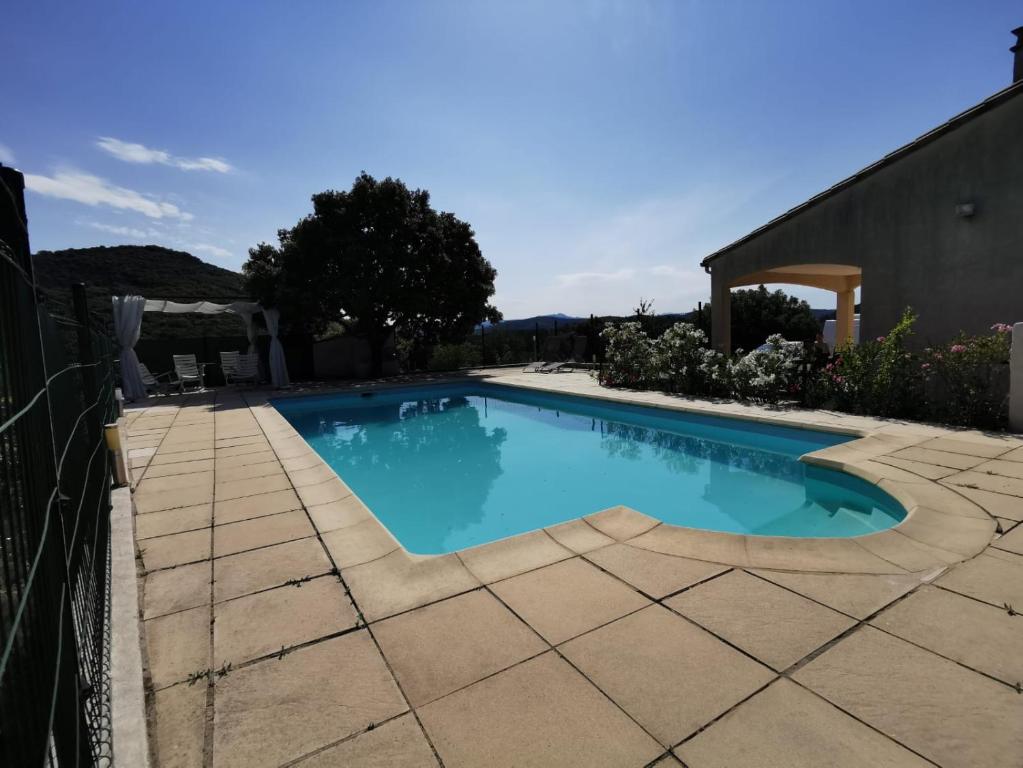 uma piscina num quintal com uma cerca em VILLA FAMILIALE, PISCINE, VUE IMPRENABLE -en été la location est de samedi à samedi- em Saint Jean du Pin