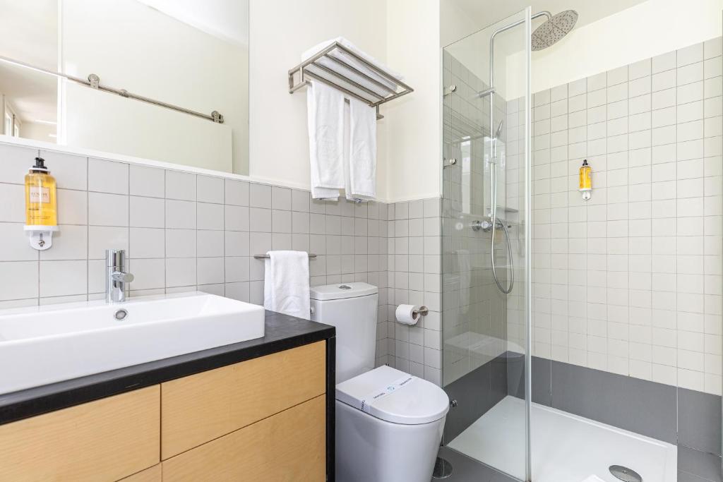 un bagno con wc, lavandino e doccia di Galerias Nightlife Fashion Flats a Porto