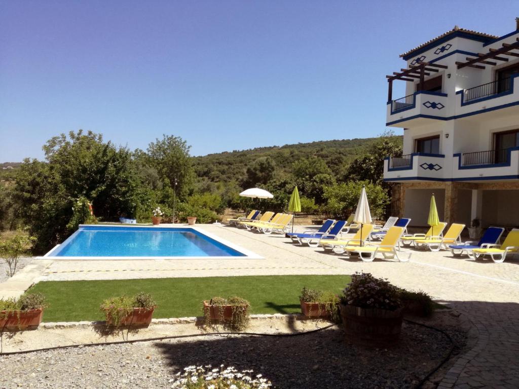 Bazén v ubytování Monte da Ribeira nebo v jeho okolí