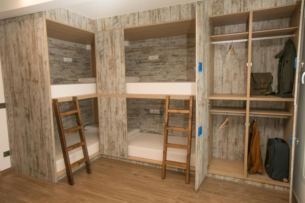 Palanda nebo palandy na pokoji v ubytování THOSTEL