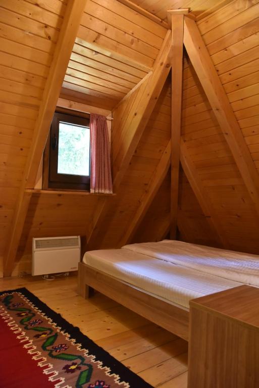 Una cama o camas en una habitación de Zlatiborske brvnare