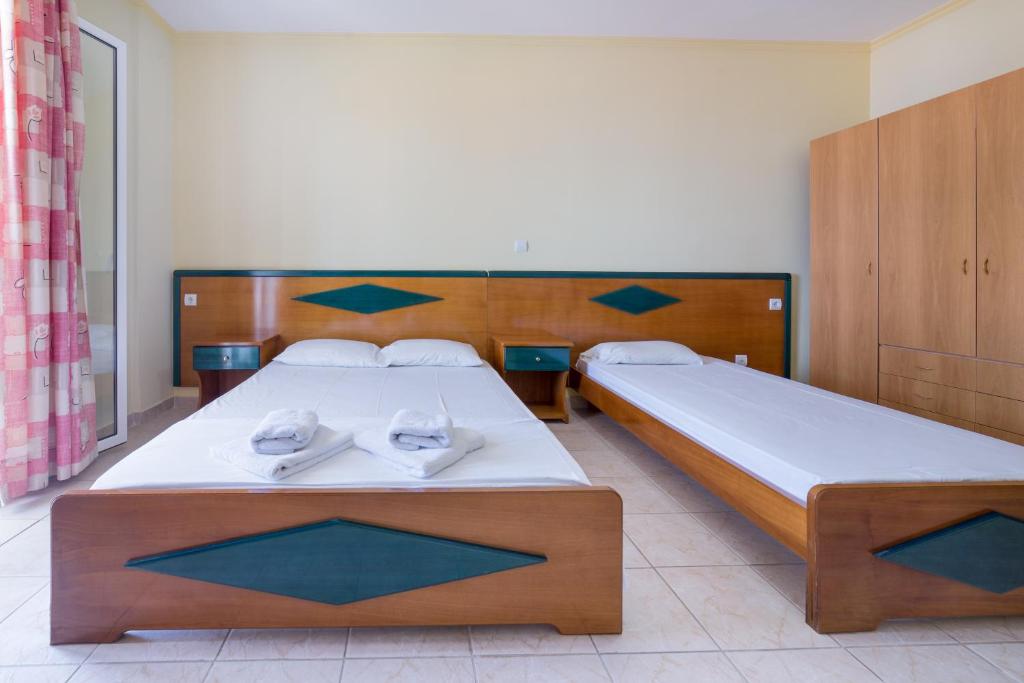 Cama ou camas em um quarto em All In Krinas Apart-Hotel