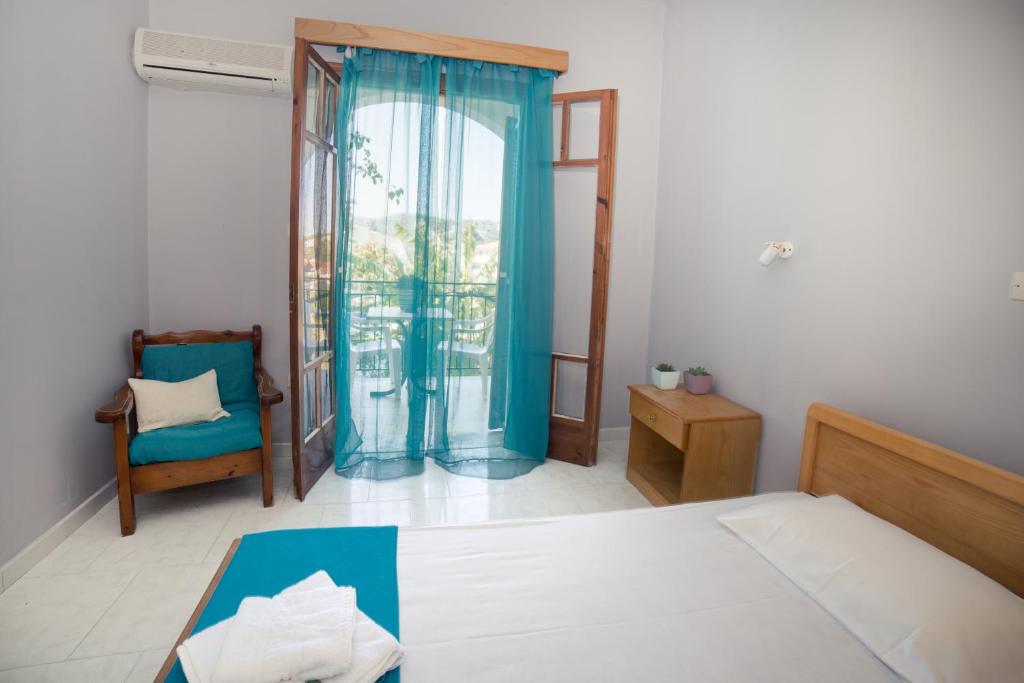 Cama ou camas em um quarto em All In Krinas Apart-Hotel