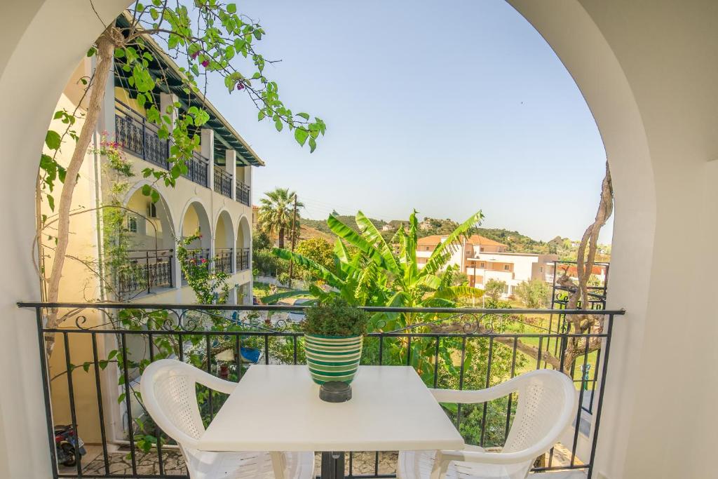 Uma varanda ou terraço em All In Krinas Apart-Hotel