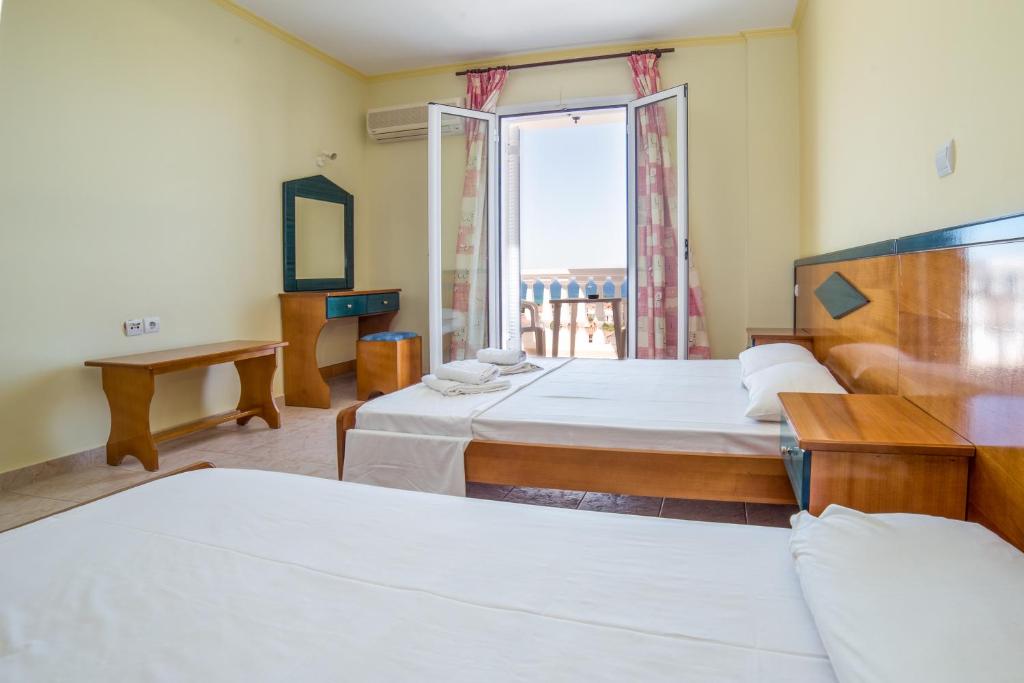 Cama ou camas em um quarto em All In Krinas Apart-Hotel