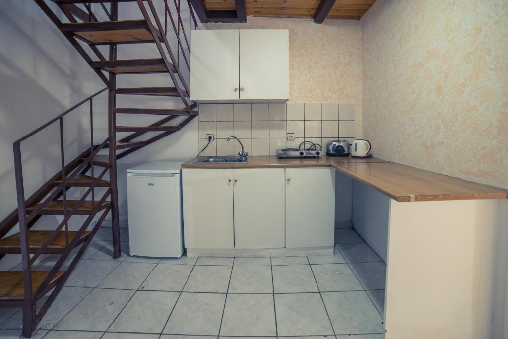 A cozinha ou cozinha compacta de All In Krinas Apart-Hotel