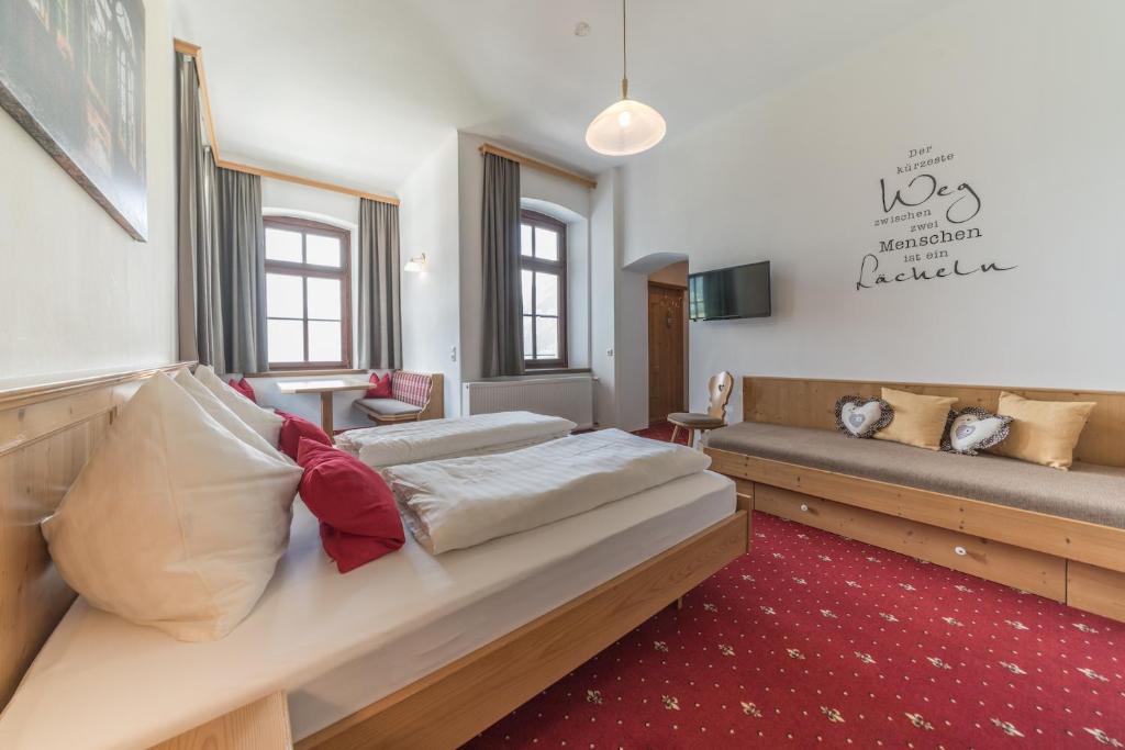 Postel nebo postele na pokoji v ubytování Hotel Gasthof Gribelehof