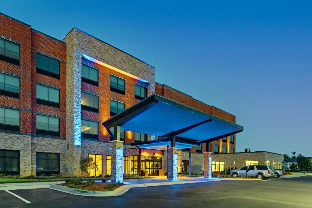 ein leerer Parkplatz vor einem Gebäude in der Unterkunft Holiday Inn Express & Suites - Winston - Salem SW - Clemmons, an IHG Hotel in Clemmons