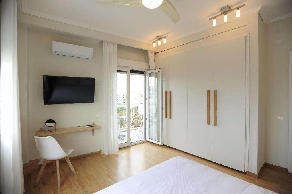 A television and/or entertainment centre at Sea & City views, Aspa’s apartment