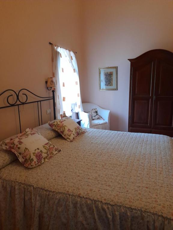 sypialnia z łóżkiem z 2 poduszkami w obiekcie Gli Ulivi Bed & breakfast w mieście Fosdinovo