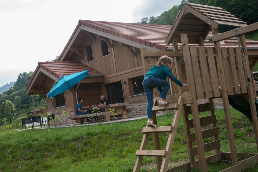 een jong meisje op een ladder op een speelplaats bij TOUT NEUF - Chalet Pébie 8 à 10 pers avec sauna in La Bresse