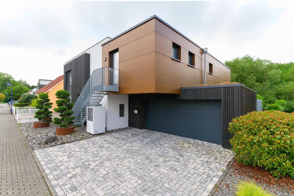uma casa com garagem e uma entrada em Das Andere - Gästeapartment em Kippenheim