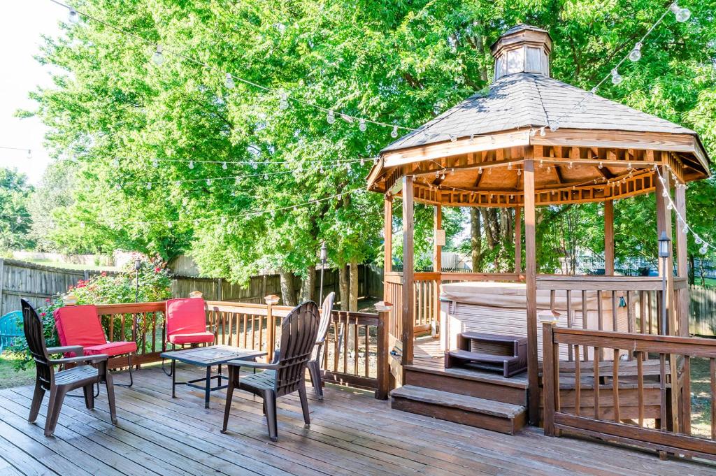 University Escape with hot tub and fire pit - Maison De Quatre Chambres