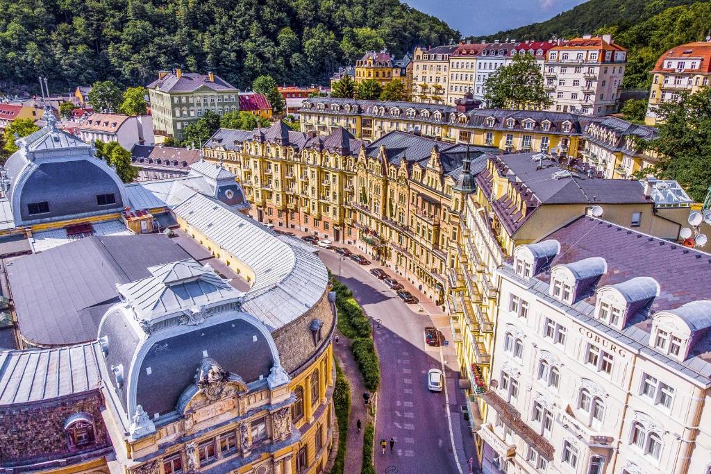 Nespecifikovaný výhled na destinaci Karlovy Vary nebo výhled na město při pohledu z hotelu