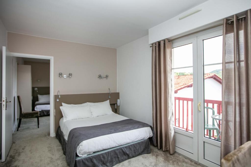 Hotel Restaurant Bonnet - Suite Familiar Con Balcón