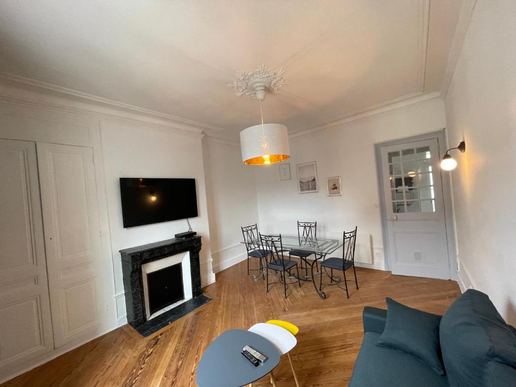 Телевизор и/или развлекательный центр в Appartement Chic F2 Centre-ville
