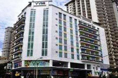 un gran edificio blanco con muchas ventanas en una ciudad en YY38 Hotel, en Kuala Lumpur