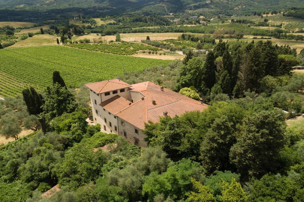 uma vista aérea de uma casa numa vinha em Villa Rignano em San Cristoforo a Perticaia