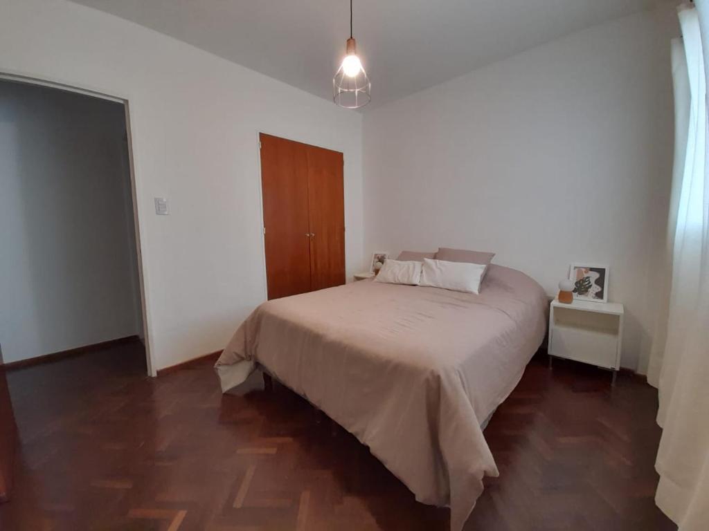 - une chambre blanche avec un grand lit dans l'établissement Excelente ubicación en el Bv. más lindo de Rosario, à Rosario