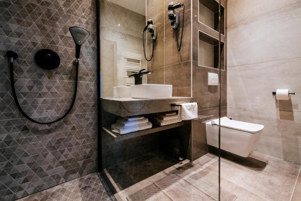 Kúpeľňa v ubytovaní Dedaj Resort - Villa Almaro