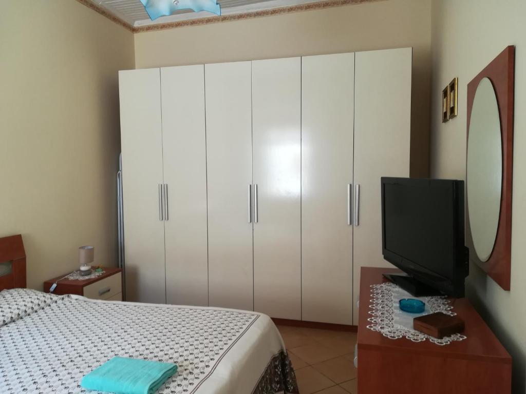 Televízia a/alebo spoločenská miestnosť v ubytovaní Casa Silipi