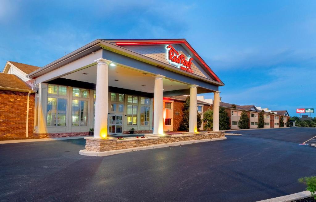 un restaurante McDonalds con un cartel en una calle en Red Roof Inn & Suites Wilmington – New Castle, en New Castle