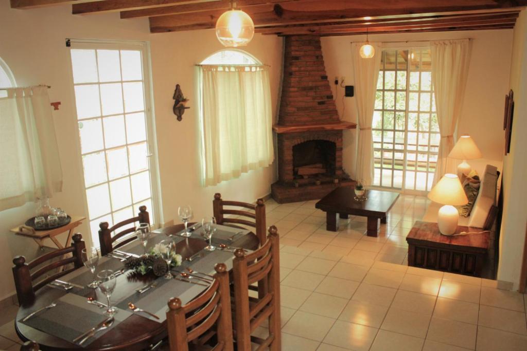 une salle à manger avec une table et une cheminée dans l'établissement Cabaña de Mima Mazamitla, à Mazamitla