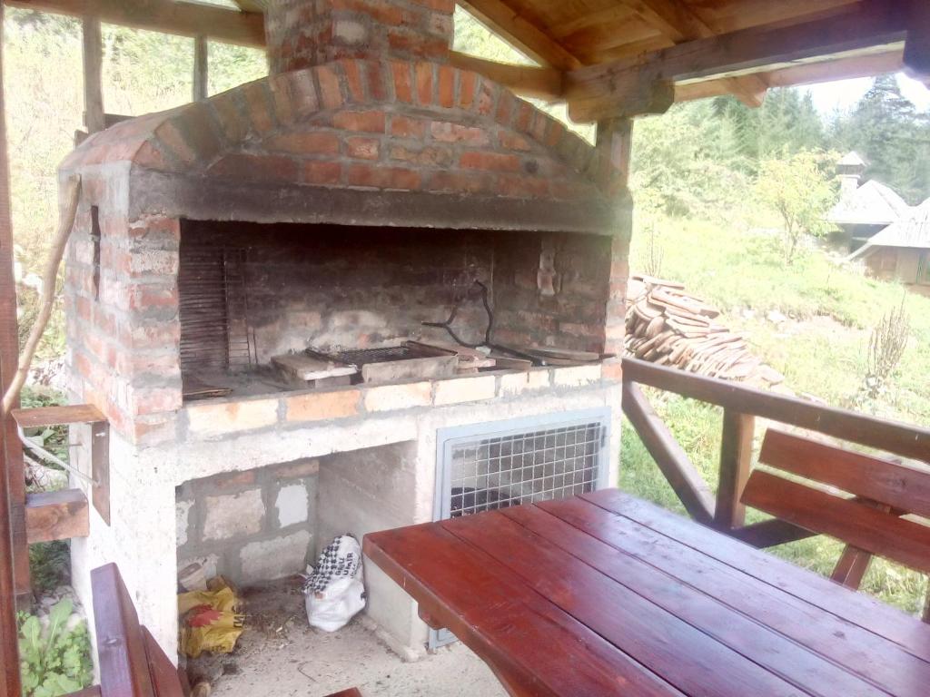 Sadržaji za pripremu roštilja na raspolaganju gostima u vikendici