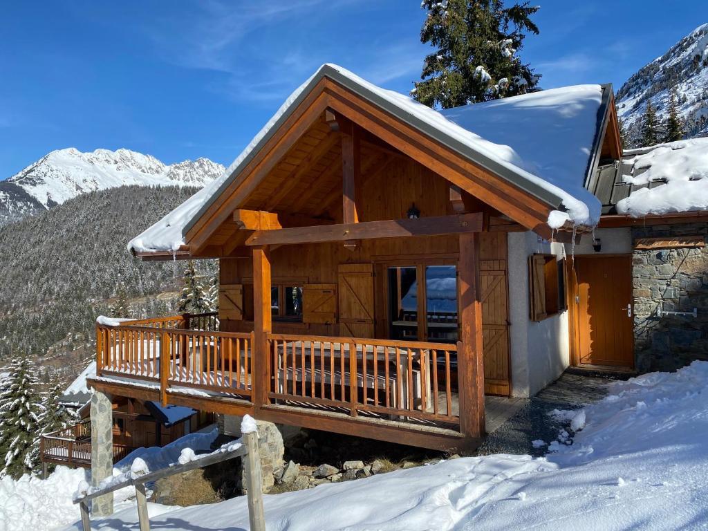 a log cabin in the snow in the mountains at Clos du Pre - Chalet Chaleur in Oz