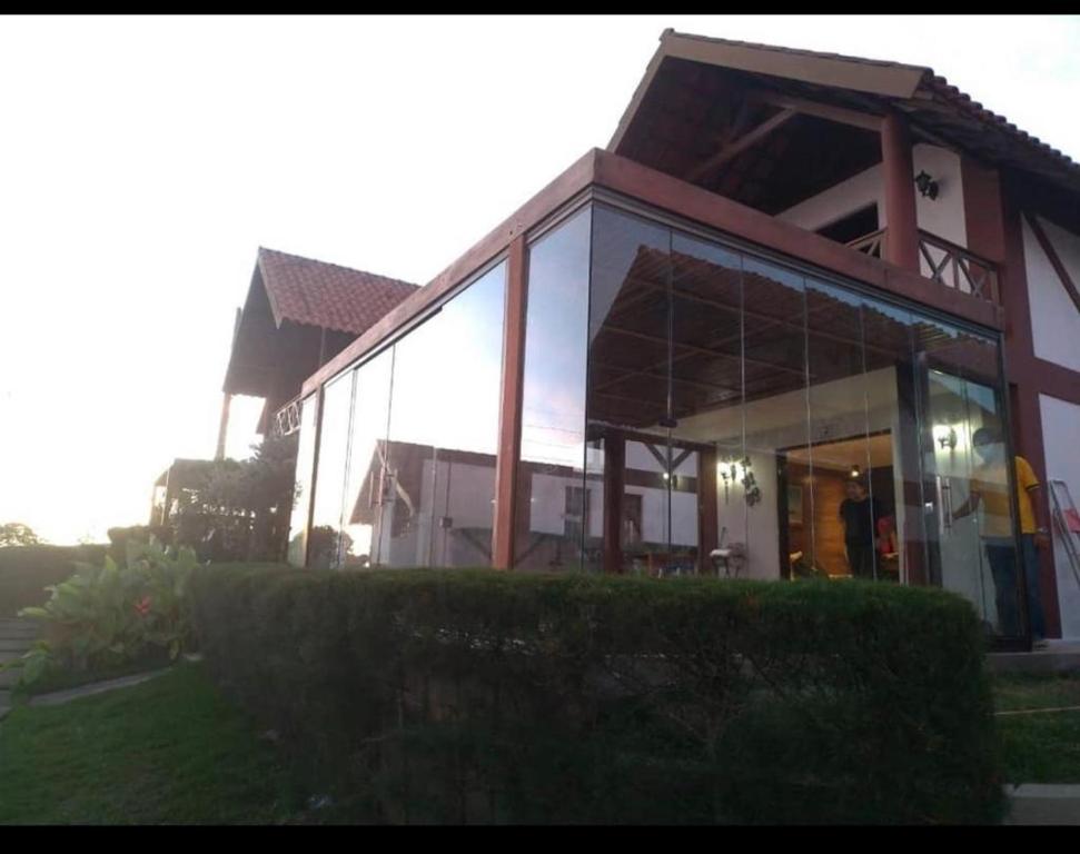 Chalé Serrano في بانانيراس: مبنى كبير شبابيكه زجاجيه من جهه