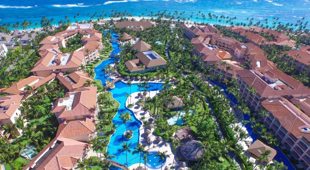 een luchtzicht op het zwembad van het resort bij Majestic Colonial Punta Cana - All Inclusive in Punta Cana