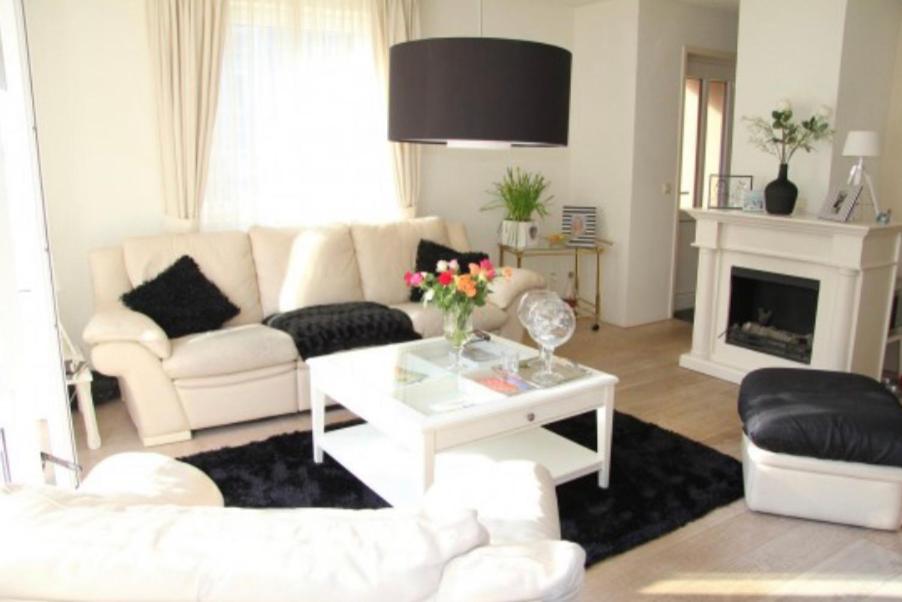 sala de estar con sofá blanco y chimenea en Casa 1-2-3 en Zandvoort