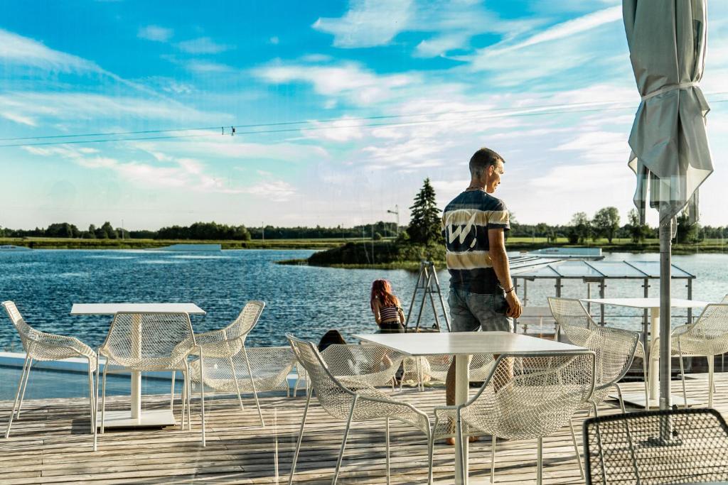 Výhled na řeku, která protéká v blízkosti luxury tent