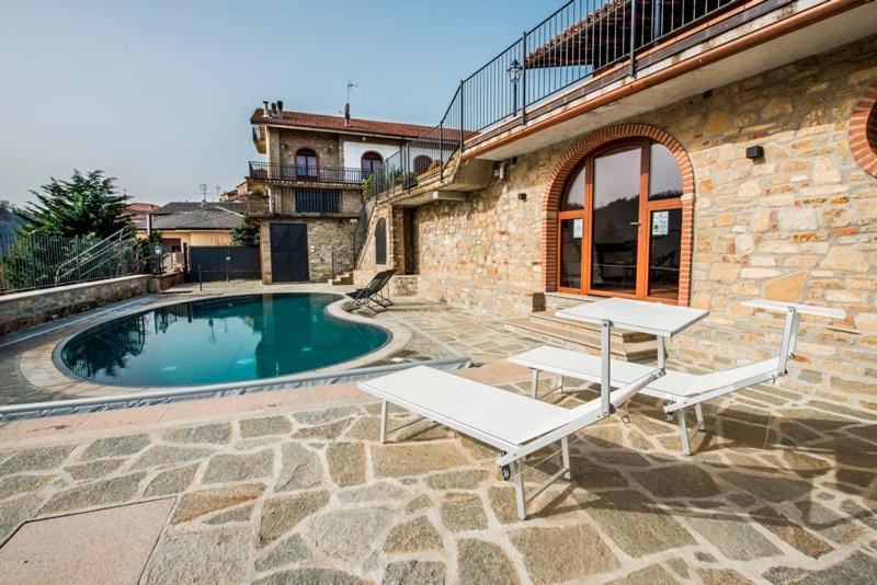 Bazén v ubytování Ristorante Albergo Da Maurizio nebo v jeho okolí
