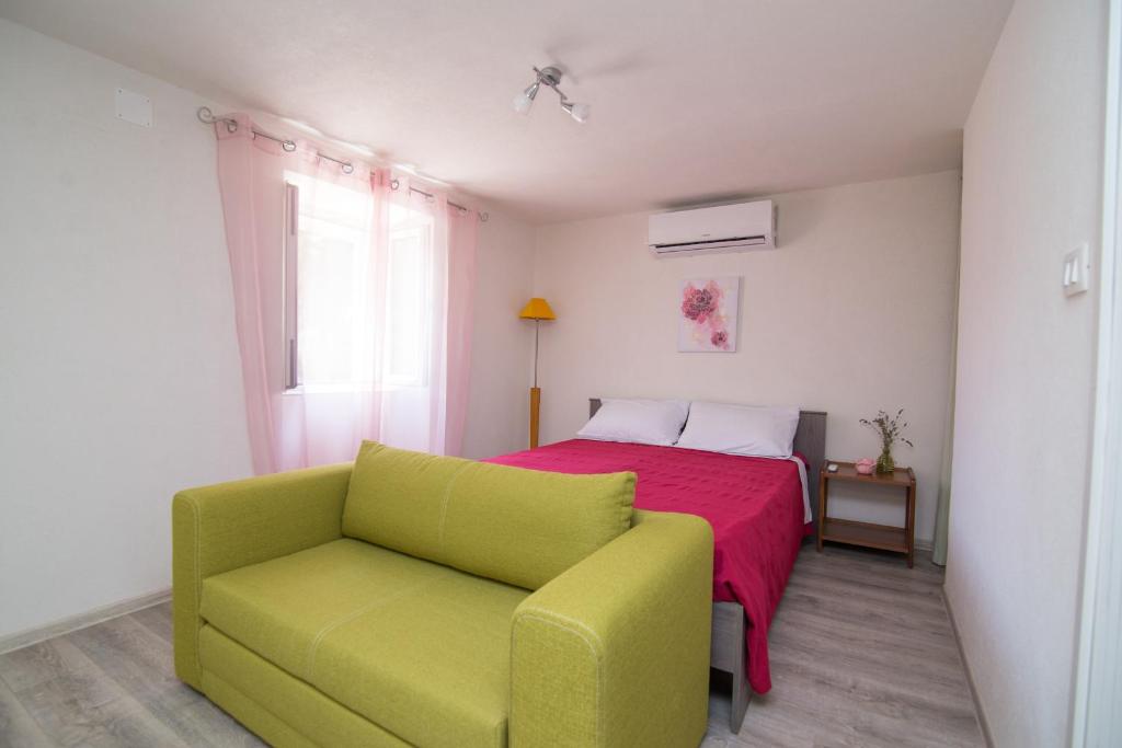 ein Schlafzimmer mit einem Bett und einem gelben Stuhl in der Unterkunft By Dinka in Ilovik