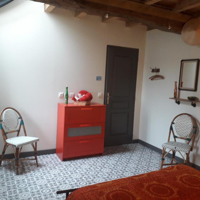Chambres à la Perquette - Double Room With Shared Bathroom