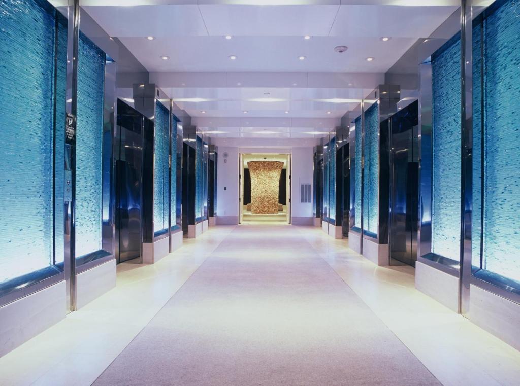 un pasillo en un edificio con paredes de baldosas azules y un pasillo largo en SKYLOFTS at MGM Grand en Las Vegas