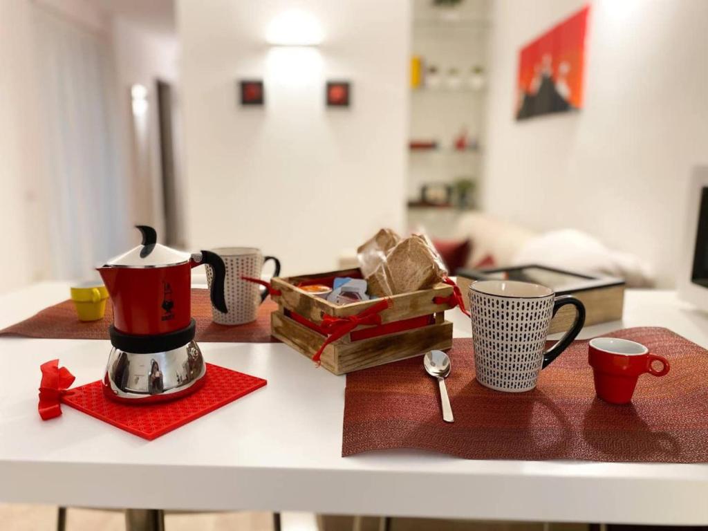 Príslušenstvo na prípravu kávy alebo čaju v ubytovaní Rosso Partenopeo Suite