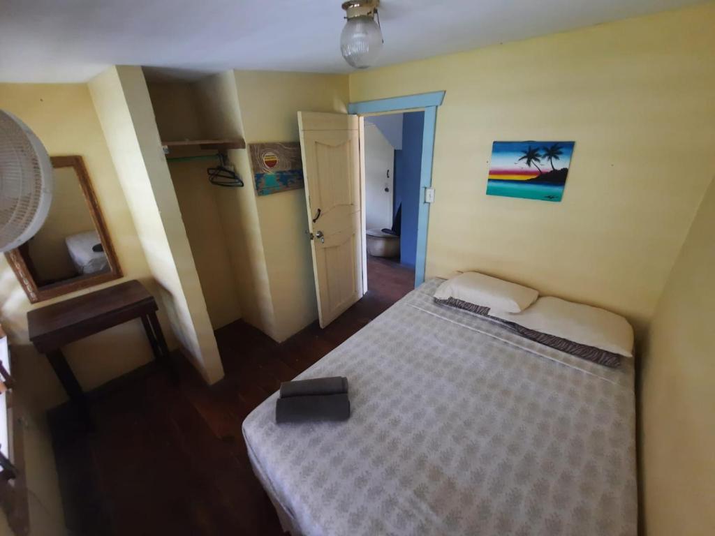 Postel nebo postele na pokoji v ubytování Roatan Backpackers' Hostel