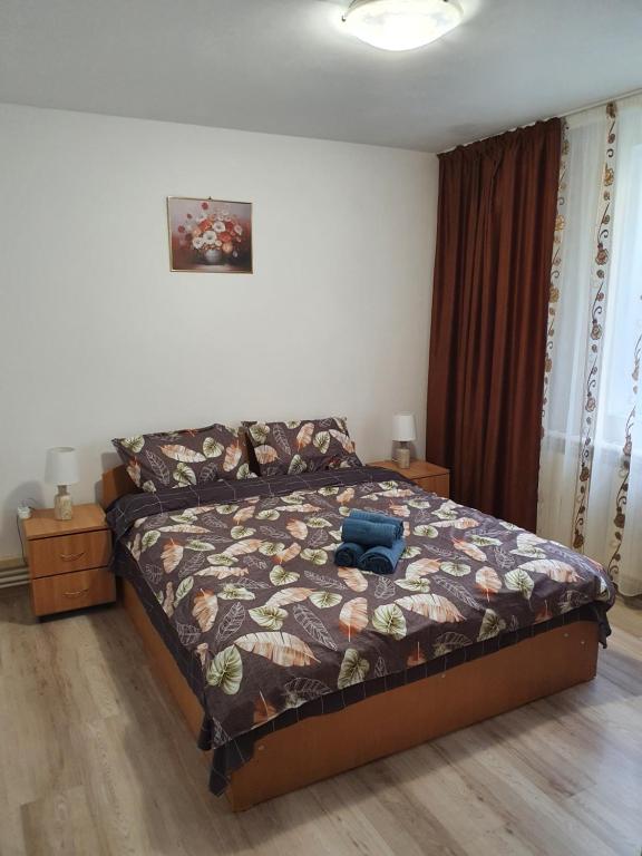 Un dormitorio con una cama con una bolsa azul. en ZSE Residence, en Constanţa