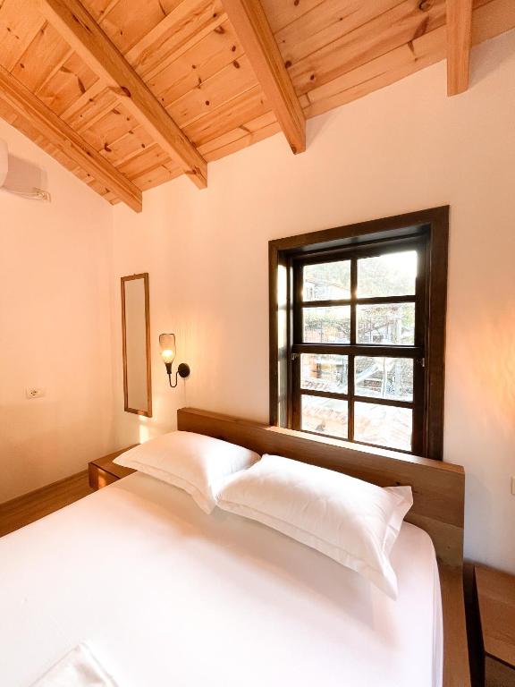 Ένα ή περισσότερα κρεβάτια σε δωμάτιο στο Amalia Hotel