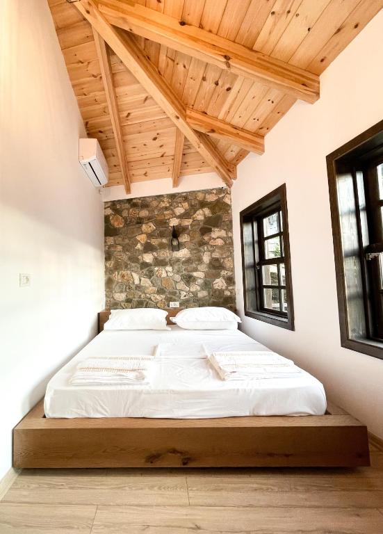 Ένα ή περισσότερα κρεβάτια σε δωμάτιο στο Amalia Hotel