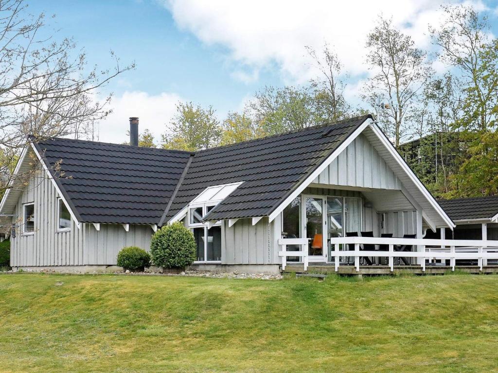 ein weißes Haus mit schwarzem Dach in der Unterkunft 8 person holiday home in Sp ttrup in Lihme