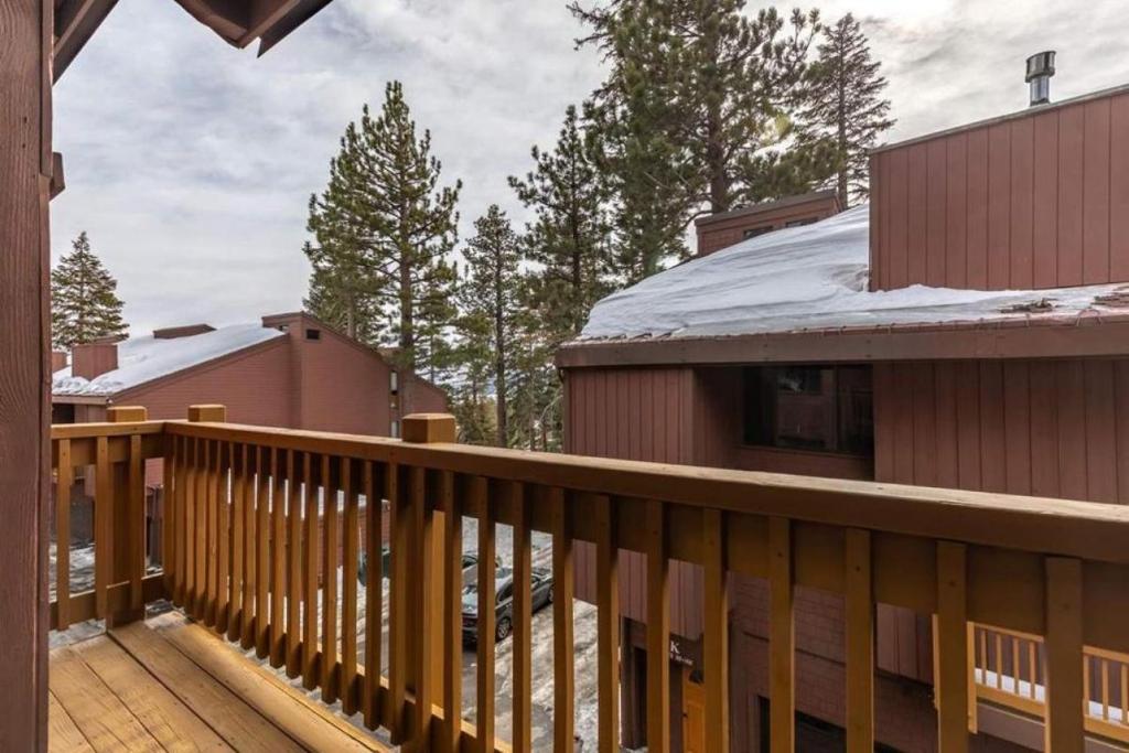 un balcón de una casa con techo cubierto de nieve en Mammoth Ski & Racquet Club #105 - Pet Friendly, en Mammoth Lakes